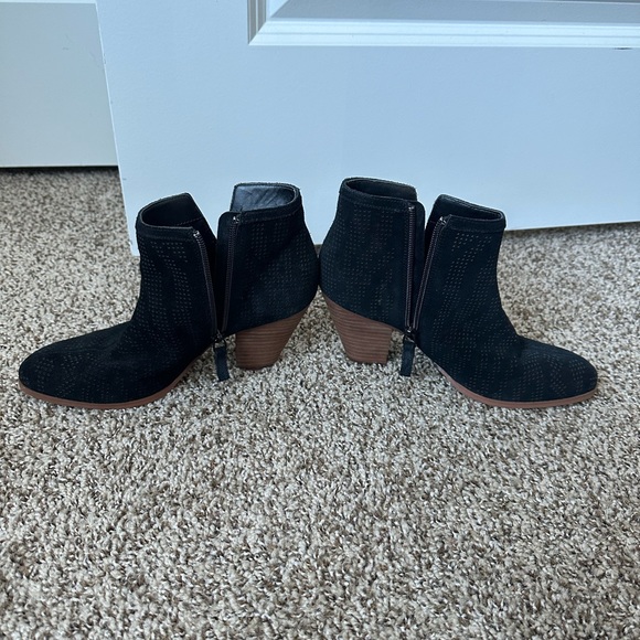 Violet & Red Jensen Heeled Bootie in Black Suede, size 7 - Picture 3 of 7